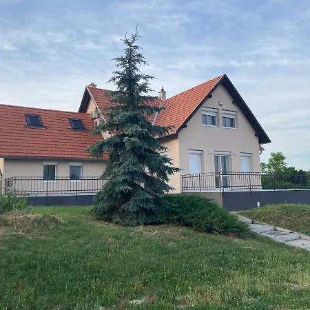 Vadvirag Vendeghaz 招待所 Köveskál
